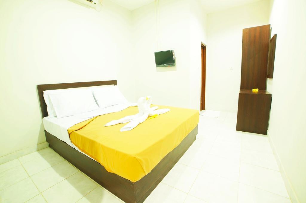 Easton Kuta Homestay Buitenkant foto