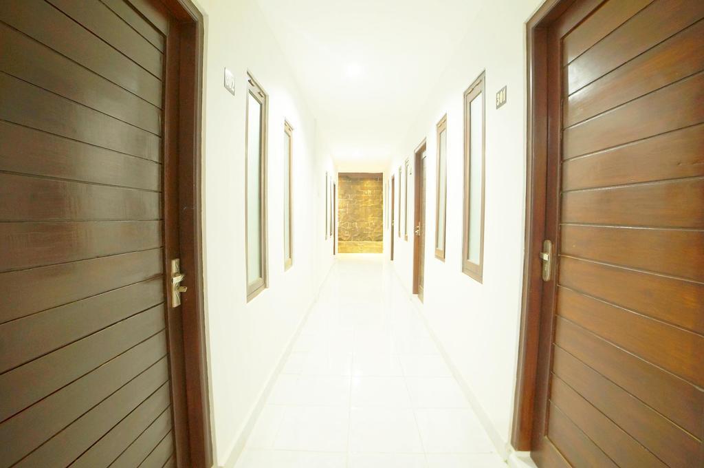 Easton Kuta Homestay Buitenkant foto