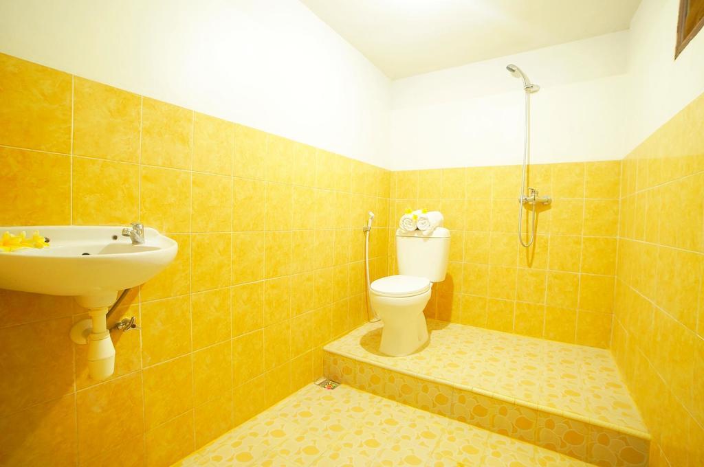 Easton Kuta Homestay Buitenkant foto