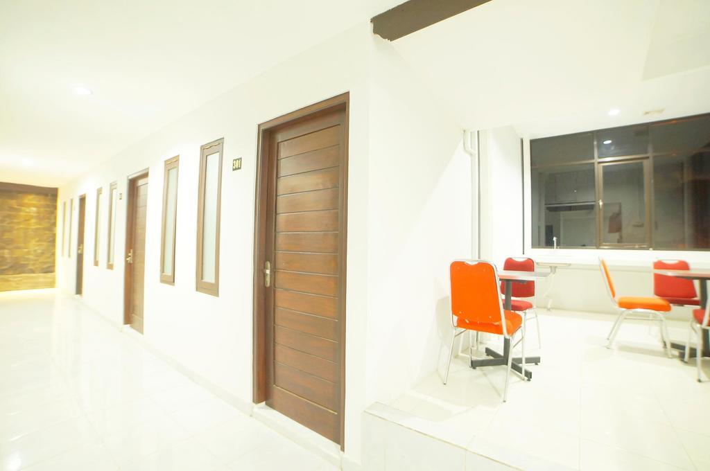 Easton Kuta Homestay Buitenkant foto