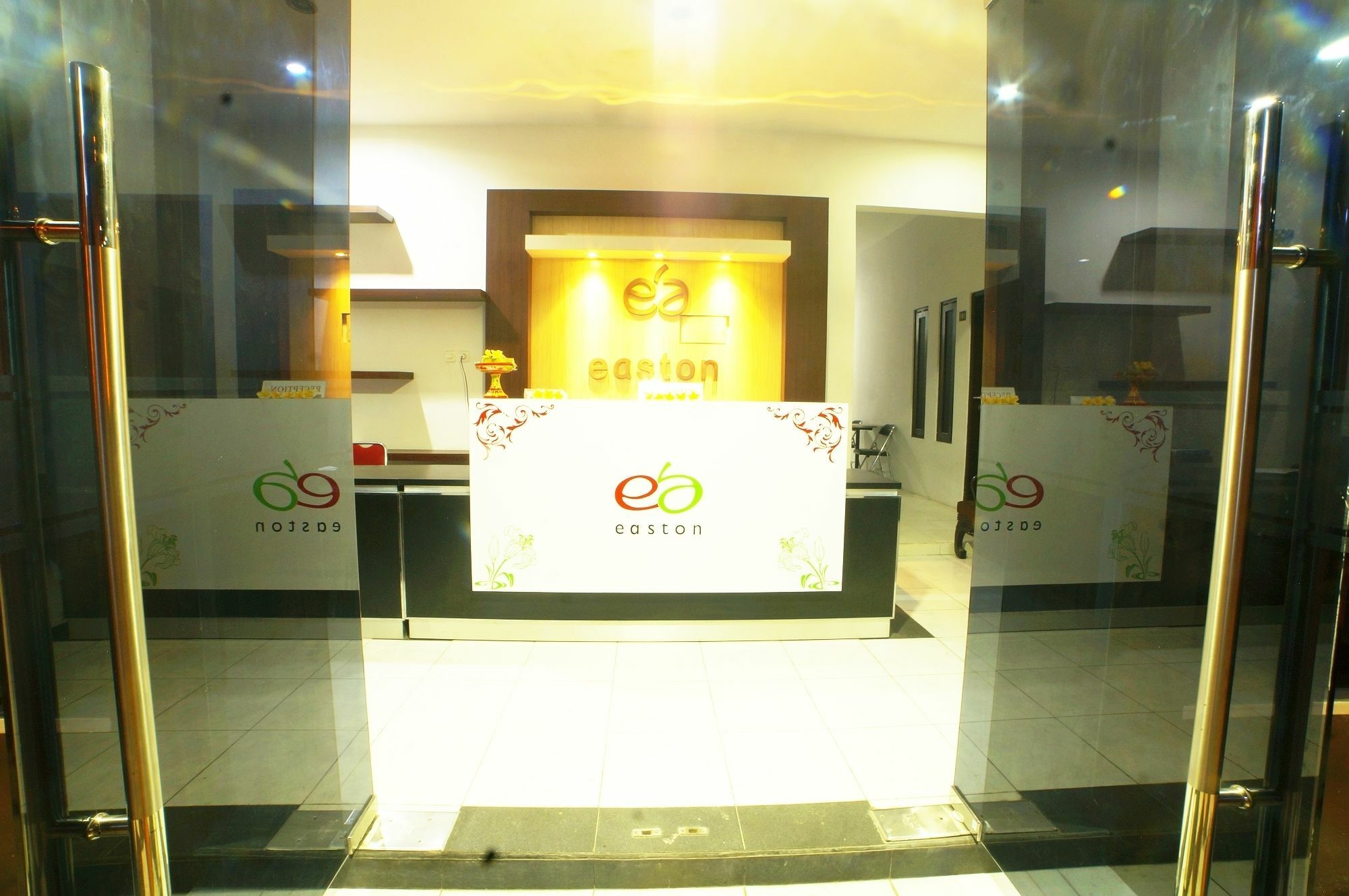 Easton Kuta Homestay Buitenkant foto