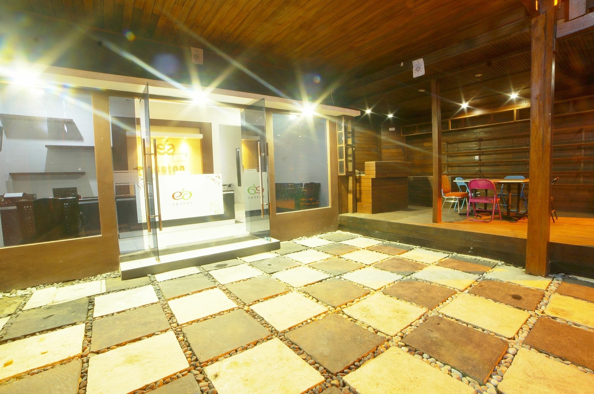 Easton Kuta Homestay Buitenkant foto