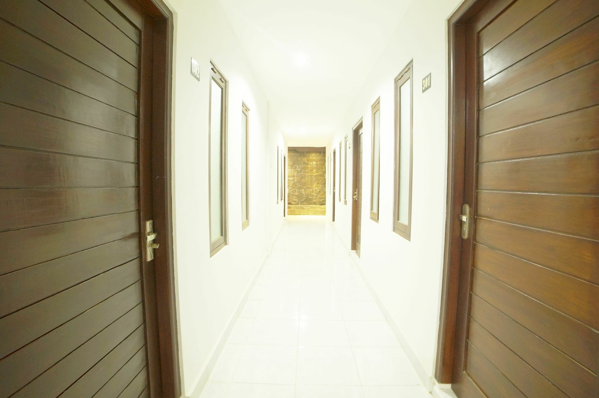 Easton Kuta Homestay Buitenkant foto