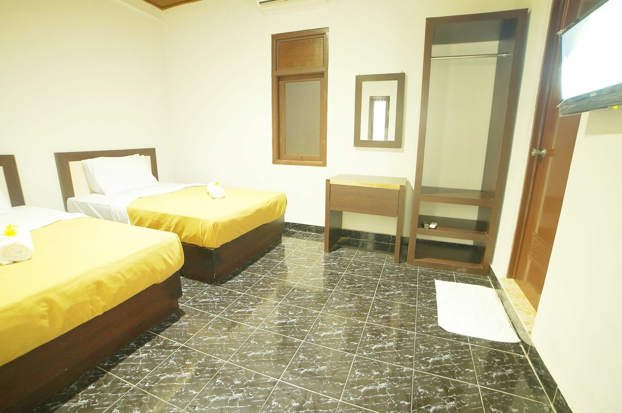 Easton Kuta Homestay Buitenkant foto