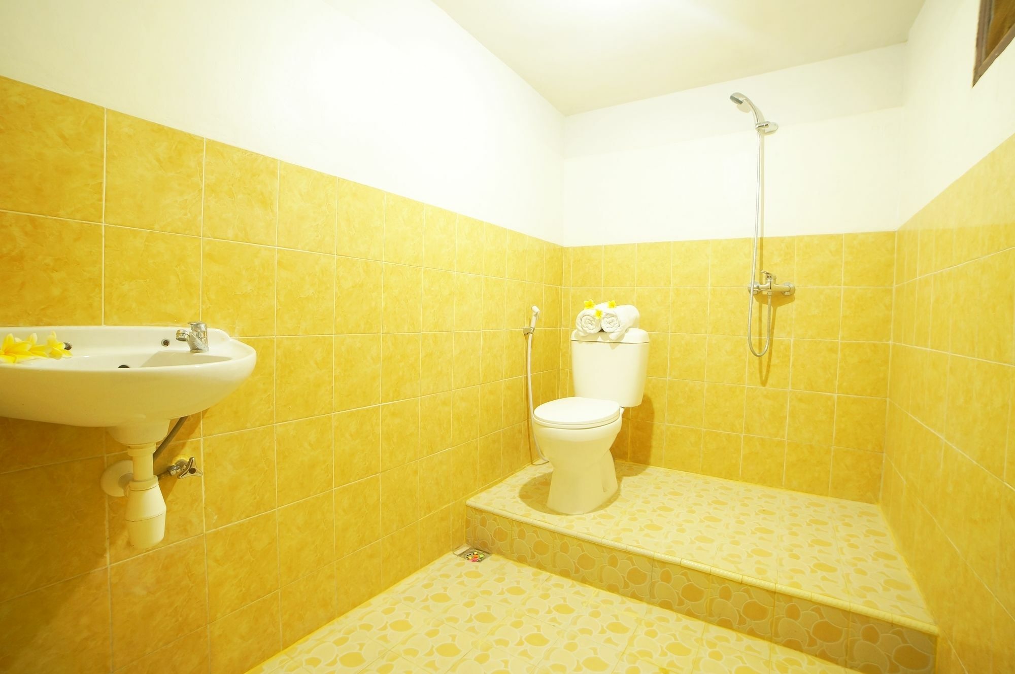 Easton Kuta Homestay Buitenkant foto