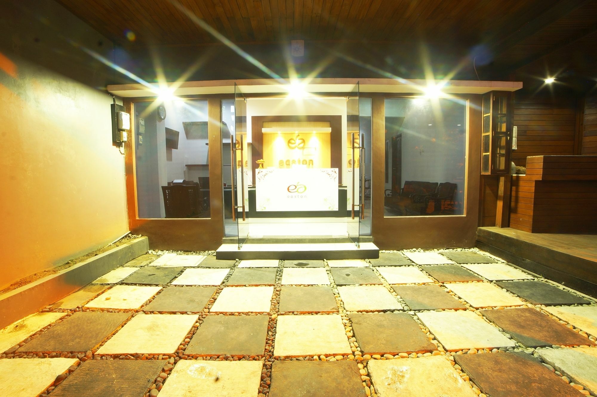 Easton Kuta Homestay Buitenkant foto