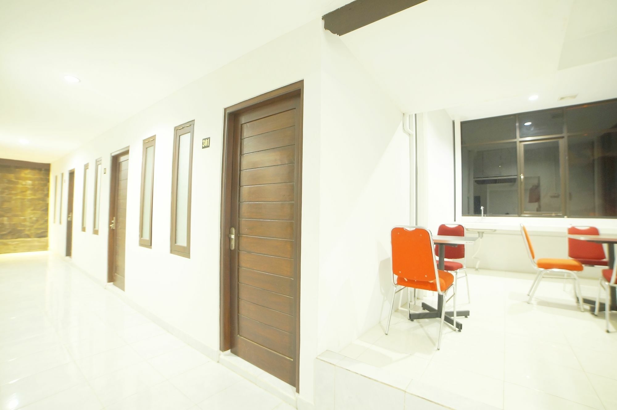 Easton Kuta Homestay Buitenkant foto