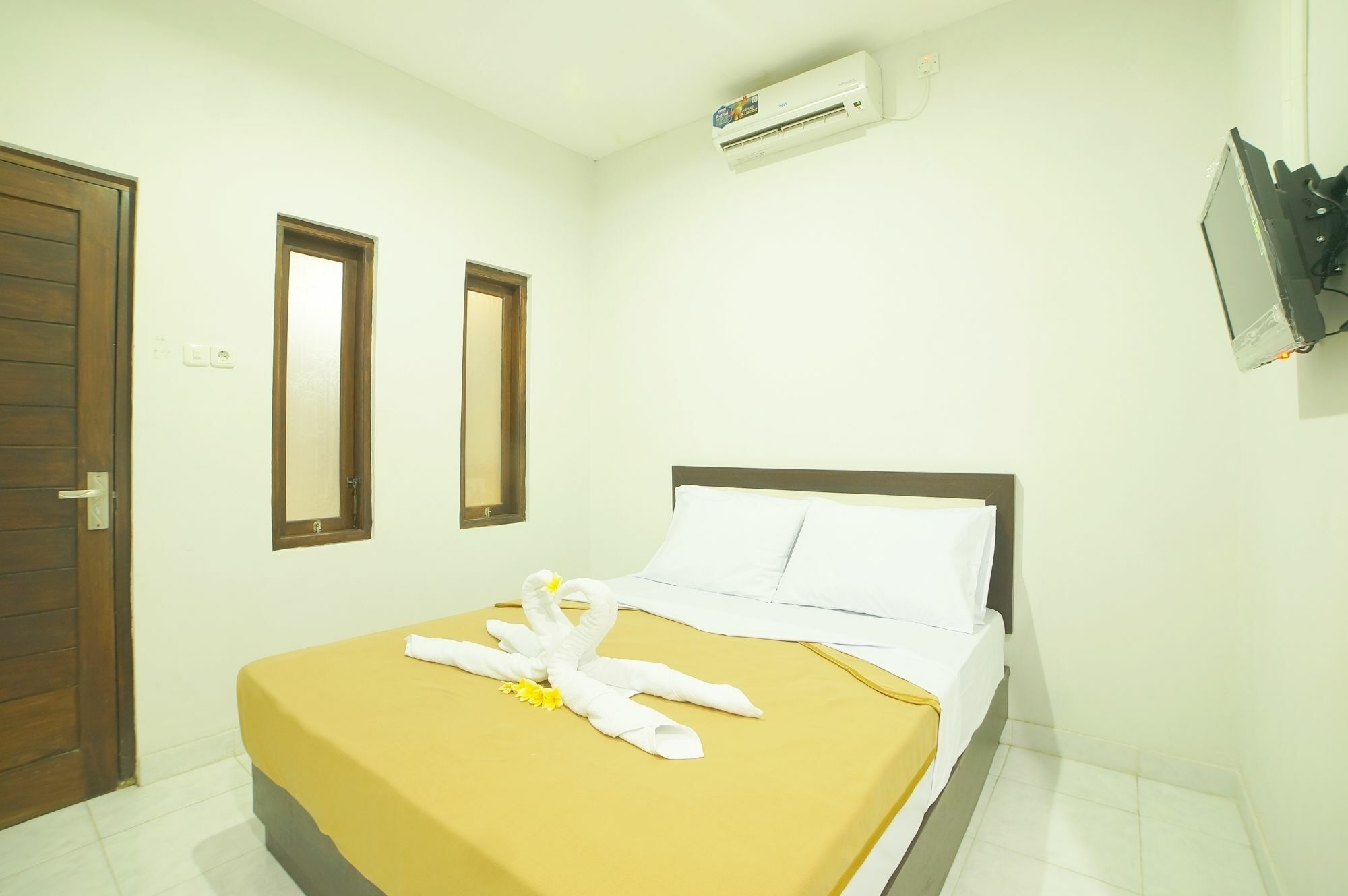 Easton Kuta Homestay Buitenkant foto