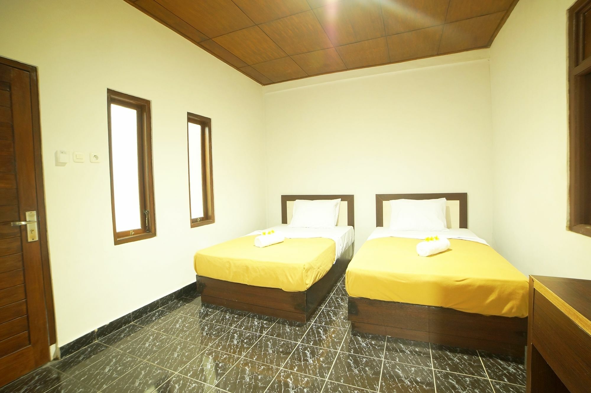 Easton Kuta Homestay Buitenkant foto