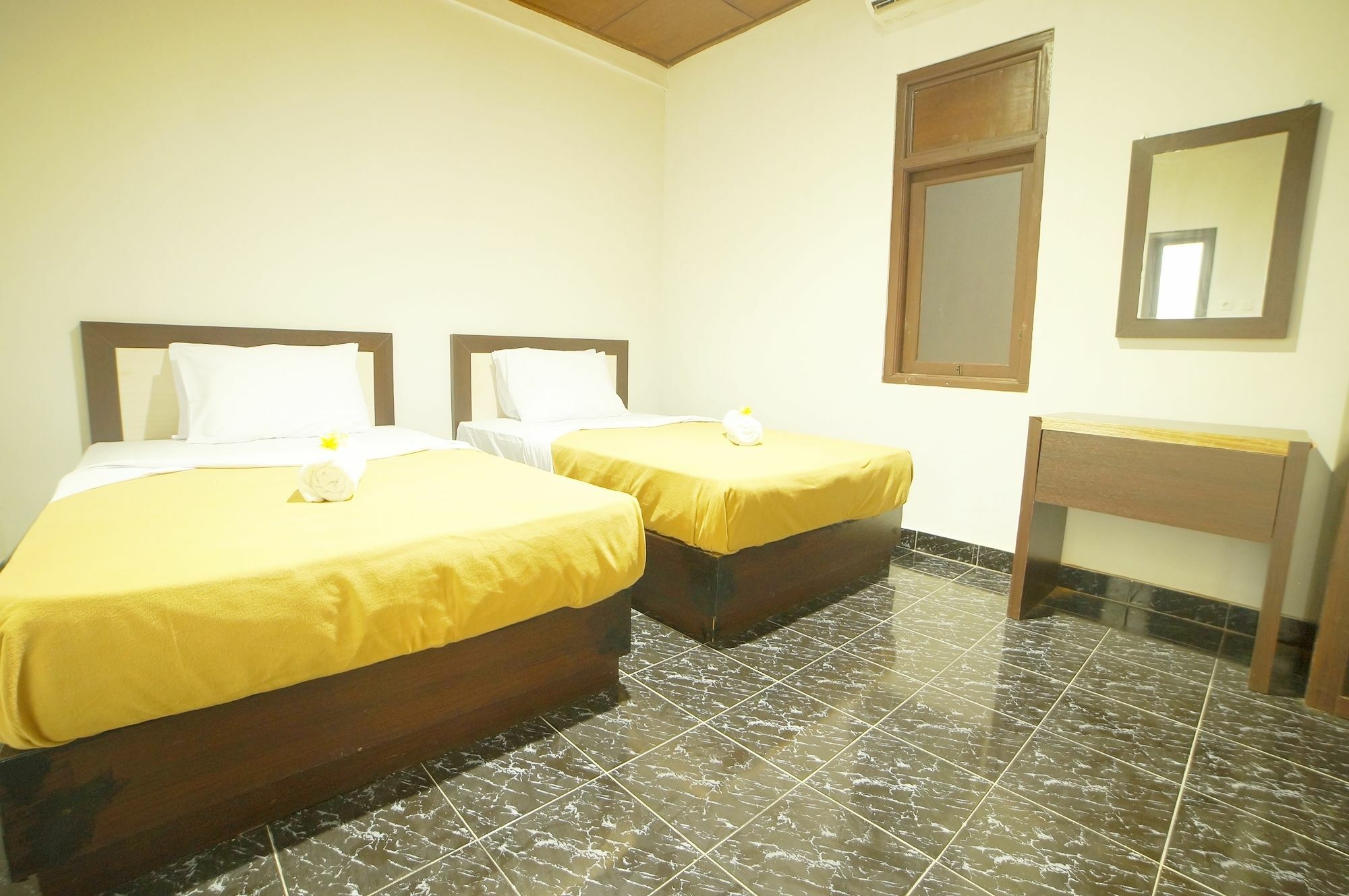 Easton Kuta Homestay Buitenkant foto